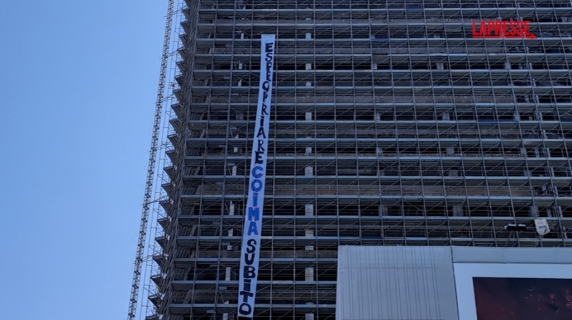 Maxi striscione di protesta sul Pirellino dopo l'inchiesta urbanistica a Milano