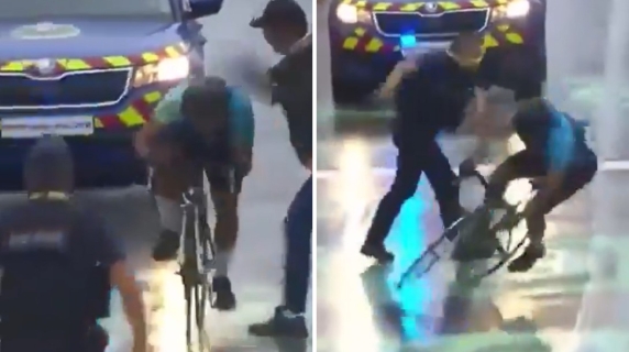 Si veste da corridore e prova a tagliare il traguardo della 17esima tappa del Tour de France: placcato dalla polizia