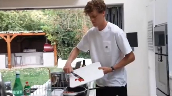 Sinner in versione chef cucina un piatto di pasta alla sua squadra: «Ci metto molto olio, e sui pomodori un po' di zucchero per addolcirli»