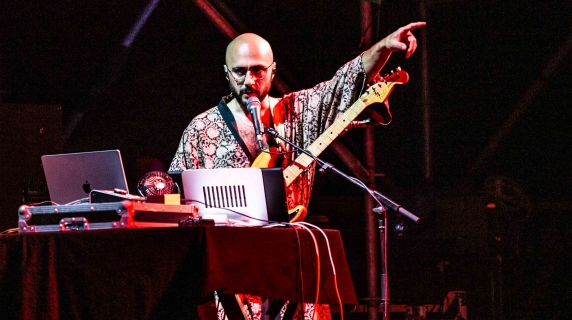 Fabio Celenza: musica, comicità e teatro contemporaneo al festival «I Concerti nel Parco»