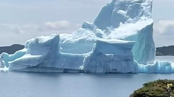 Un iceberg si frantuma e scompare tra le onde: il video è impressionante
