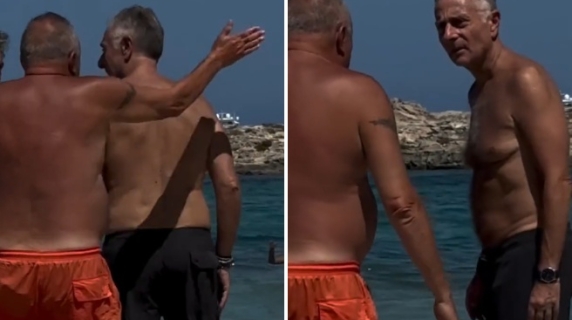 Tira uno schiaffo a Bonolis mentre è di spalle sul bagnasciuga di una spiaggia a Formentera