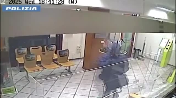 Firenze, il video delle rapine all'Isolotto