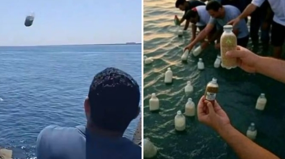 Gli egiziani lanciano in mare bottiglie piene di cibo per Gaza: è l'iniziativa #BottlesToGaza
