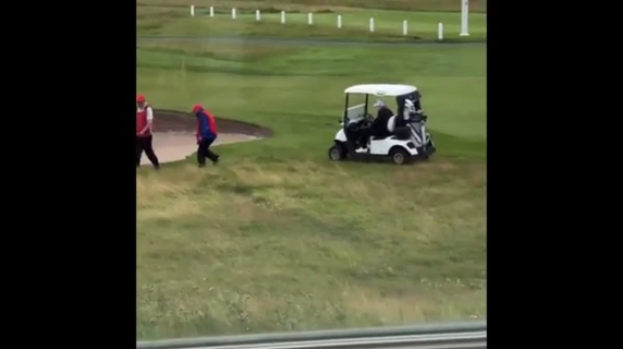 Trump e il giallo della partita a golf in Scozia: ha barato? Ecco il video virale che alimenta il sospetto