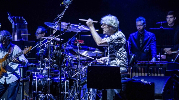 Stewart Copeland, live con orchestra del batterista dei Police per rivivere i grandi successi della band di Sting