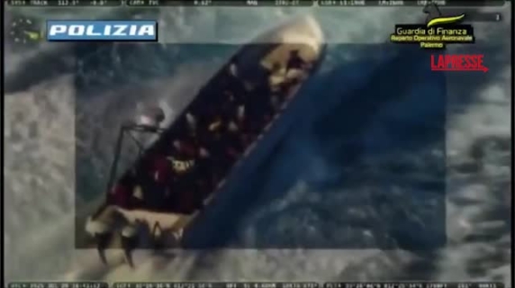 Lampedusa, arrestato per il trasporto di 70 migranti su un barchino: le immagini della polizia