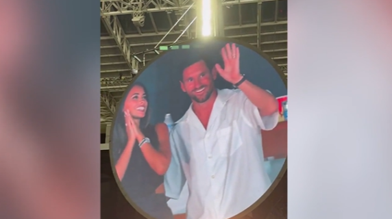 Lionel Messi con la moglie sulla kisscam dei Coldplay: lui saluta e Chris Martin dice «Il numero uno dello sport di tutti i tempi»