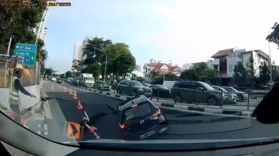 L'auto passa vicino a un cantiere e viene inghiottita da una voragine