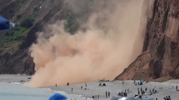 Frana la scogliera nel Devon, rischia di travolgere i bagnanti: paura in spiaggia