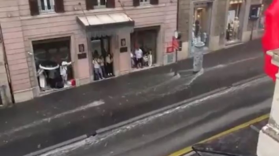 Violento temporale su Roma: in via del Tritone l'acqua trascina via spazzatura e detriti