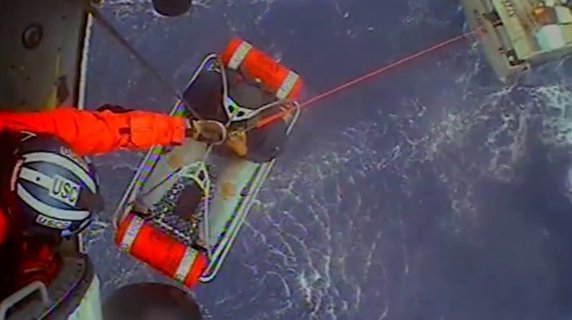 Salvataggio da film: marinaio in difficoltà a 300 km dalla costa viene recuperato in elicottero
