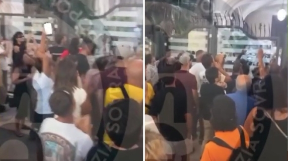 Il blitz degli ambientalisti all'esterno del Comune di Taranto: «Vogliamo vivere, Bitetti non firmare»