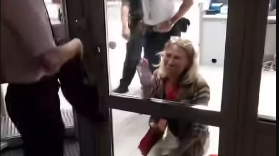 Sofia, dramma in aeroporto: passeggera lasciata a terra da Ryanair per il bagaglio a mano troppo grande