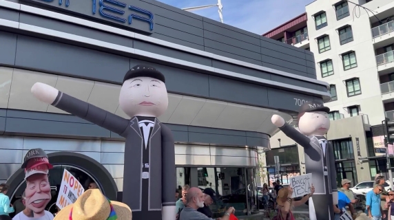 La protesta all'esterno del diner Tesla: il gonfiabile di Musk fa il saluto romano