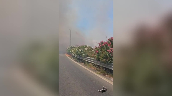 Fiamme vicino all'aeroporto di Catania, voli bloccati