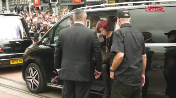 Funerali di Ozzy Osbourne, la famiglia al corteo funebre tra migliaia di fan: le immagini