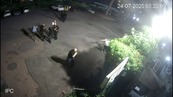 Buttafuori ferito fuori dalla discoteca Fiesta all'Eur, ecco il video dell'agguato: il cliente spara per uccidere contro gli addetti alla sicurezza