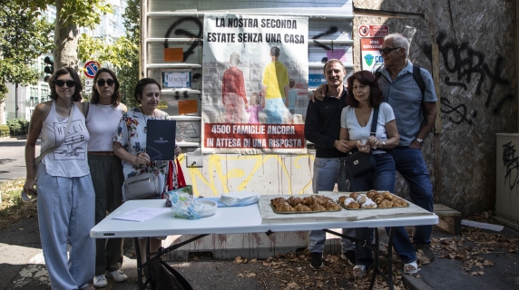 Inchiesta urbanistica, a Milano la colazione di protesta del Comitato Famiglie Sospese: «Noi, rimasti senza casa»