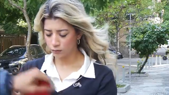 Rio, giornalista aggredita in diretta: il ladro in moto le strappa il telefono davanti alle telecamere