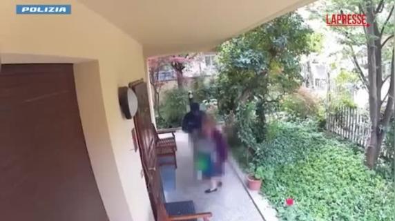 Bologna, raggirano anziana e le rubano 1 milione di euro: il video della truffa