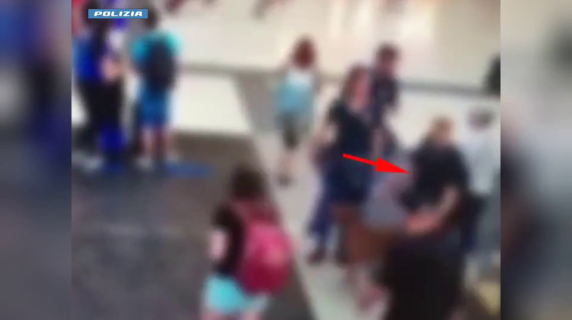 Stazione Centrale, cerca di salure sul treno con la pistola: bloccato