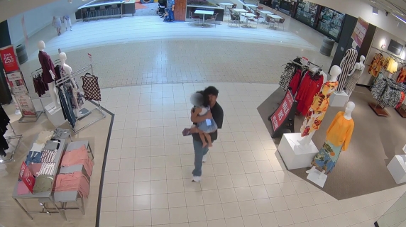 Paura in un centro commerciale: uomo tenta di rapire una bambina di due anni