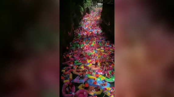 Overtourism in Cina: il rafting nel Guiyang trasforma il fiume in una distesa di gommoni colorati