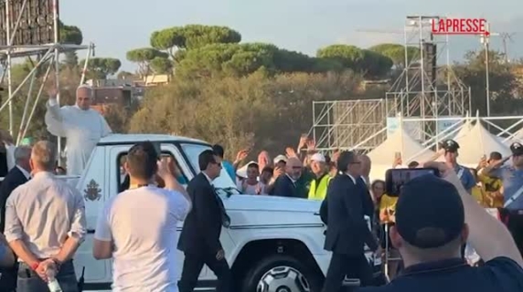 Un pellegrino lancia la maglia della Roma al pontefice: presa al volo da un uomo della scorta