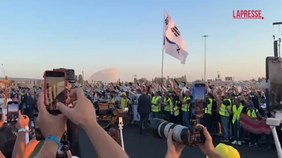 Papa Leone sostiene la croce accompagnato da centinaia di fedeli al Giubileo dei giovani