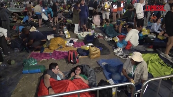 La notte dei fedeli accampati sulla spianata di Tor Vergata per la messa finale del Giubileo dei giovani, tra canti e sacchi a pelo