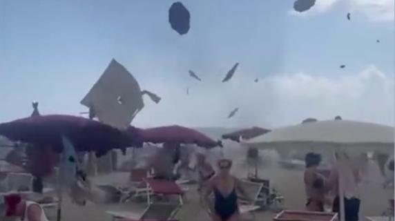 Tromba d'aria a Maccarese: il video del vortice con gli ombrelloni in aria. Una bagnante ferita