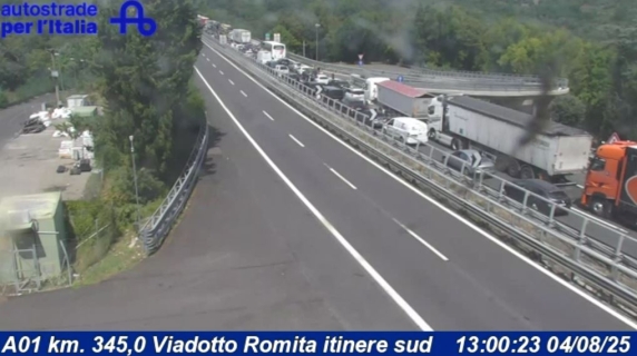 Lunghe code in A1 per l'incidente fra Arezzo e Firenze: le immagini della webcam