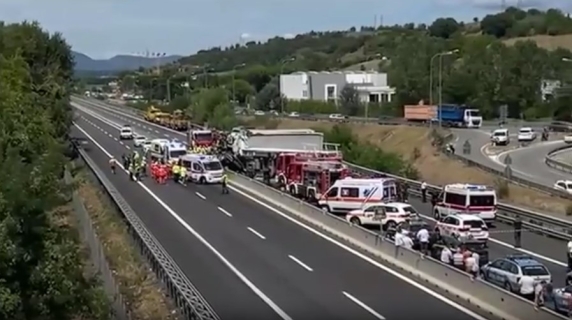 L’incidente in A1 tra Arezzo e Firenze visto dall’alto: il video girato da un cavalcavia, squadre di soccorso al lavoro tra le lamiere