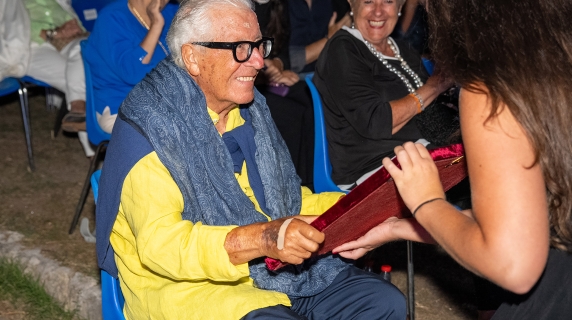 Peppino di Capri canta a sorpresa per il pubblico dell'isola