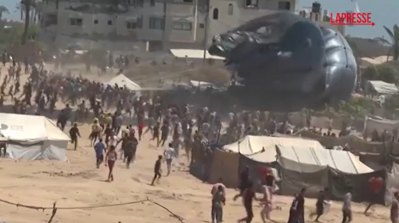 Gaza, gli aiuti arrivano dal cielo: la corsa per accaparrarsi il cibo e il caos