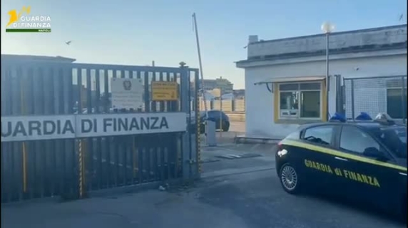 Napoli, scoperto il centro di produzione dei gadget falsi