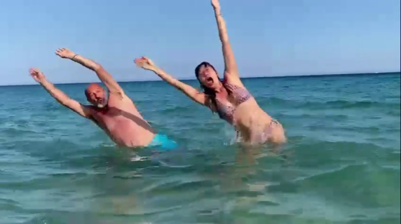 Virginia Raffaele e Aldo Baglio, l'omaggio alla celebre scena di «Tre uomini e una gamba»