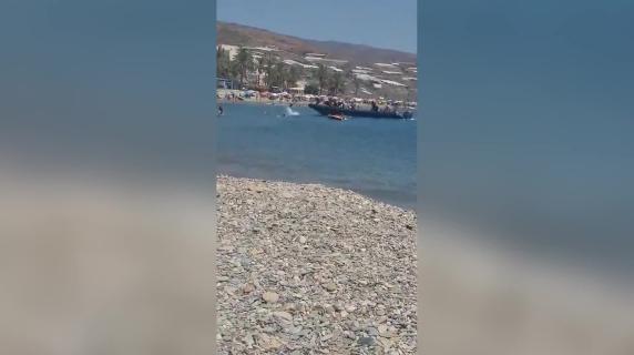 Immigrati sbarcano sulla spiaggia in Spagna: il fuggi fuggi tra i bagnanti