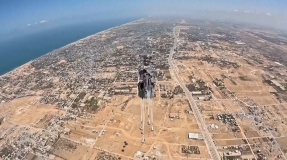 (LaPresse) Fanno impressione le immagini delle riprese aeree di Gaza, ridotta a un ammasso di macerie dopo 22 mesi di bombardamenti da parte delle forze israeliane. Una vera e propria città fantasma, con la popolazione palestinese ridotta alla ca...