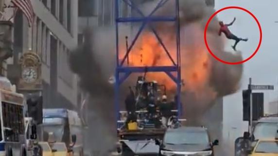 Ecco come fa lo stuntman dell'uomo ragno a «volare» tra gli edifici: il video del backstage svela il segreto