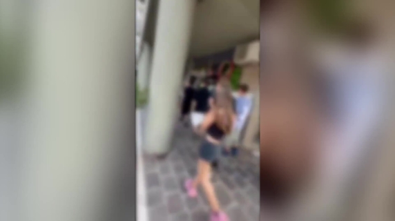 Mostacciano, le immagini dell'aggressione al negoziante da parte della baby gang