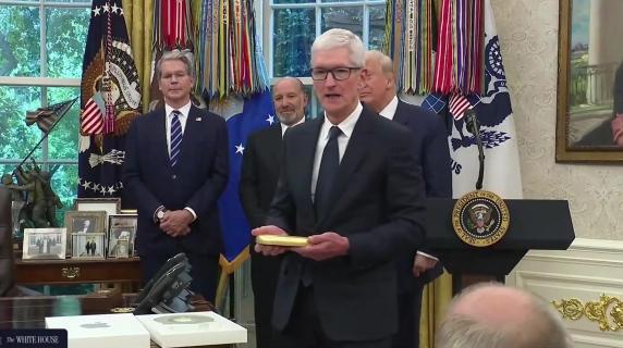 Tim Cook, Ceo di Apple, offre un regalo tutto d'oro a Trump