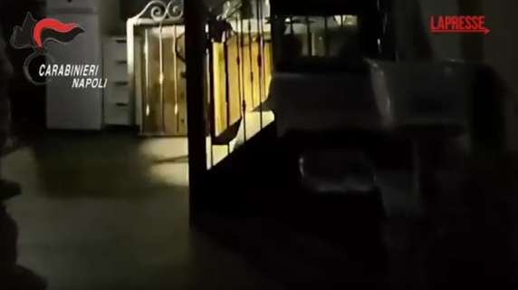 Ecco dove si nascondeva da due anni il latitante Michele Ciaravolo, reggente del clan Ascione-Papale: il video dell'arresto a Ercolano