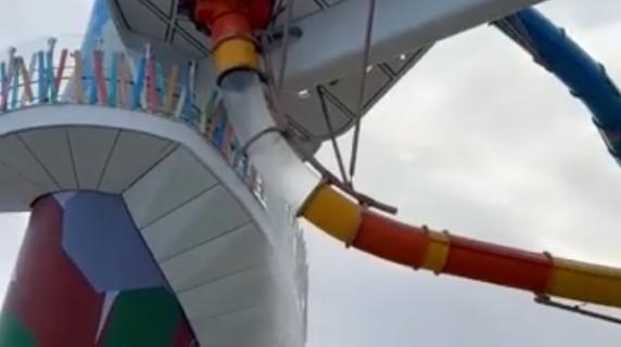 Crociera da incubo: si rompe un pannello dello scivolo ad acqua, passeggeri in panico