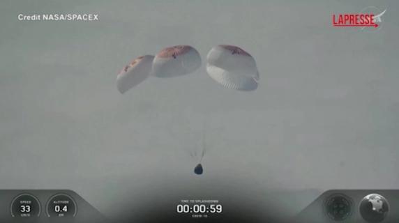 SpaceX, gli astronauti tornano sulla Terra: ammaraggio nel Pacifico