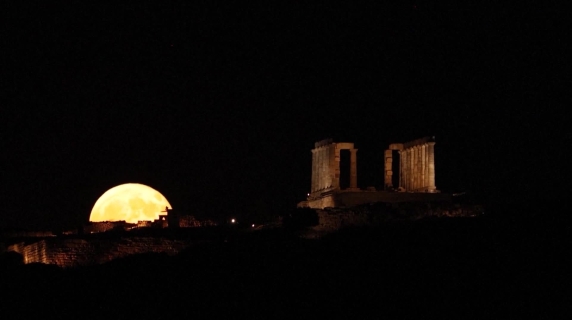 La luna dello storione sorge sul tempio di Poseidone in Grecia