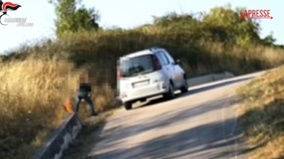 Il piromane in azione ripreso dalle telecamere ed arrestato ad Avellino: il momento in cui appicca il fuoco alle sterpaglie e scappa via
