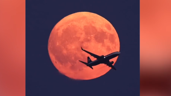 Valerio Minato e gli aerei che passano davanti alla luna. Il pilota gli scrive: «Ero io, mi mandi la foto»