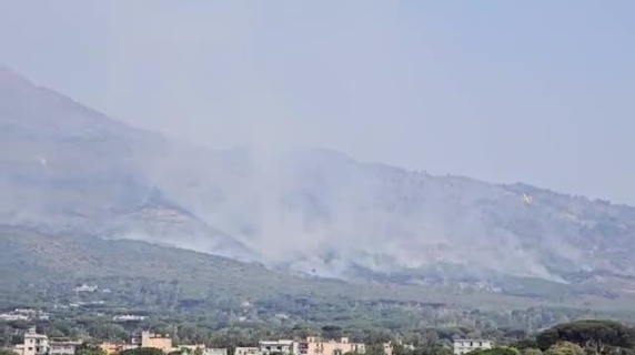 Il Vesuvio brucia ancora, canadair ed elicotteri in azione